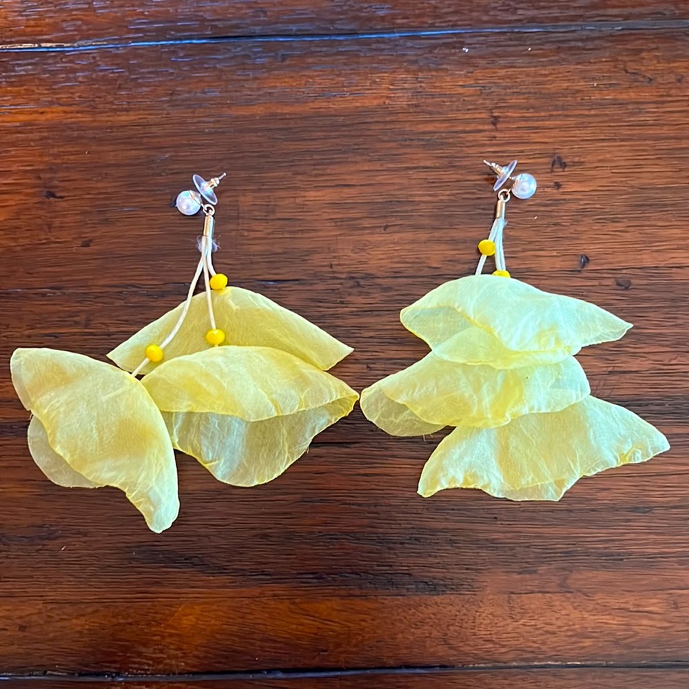 Flowers earrings, lightweight and so romantic. Came from Europe. Look amazing